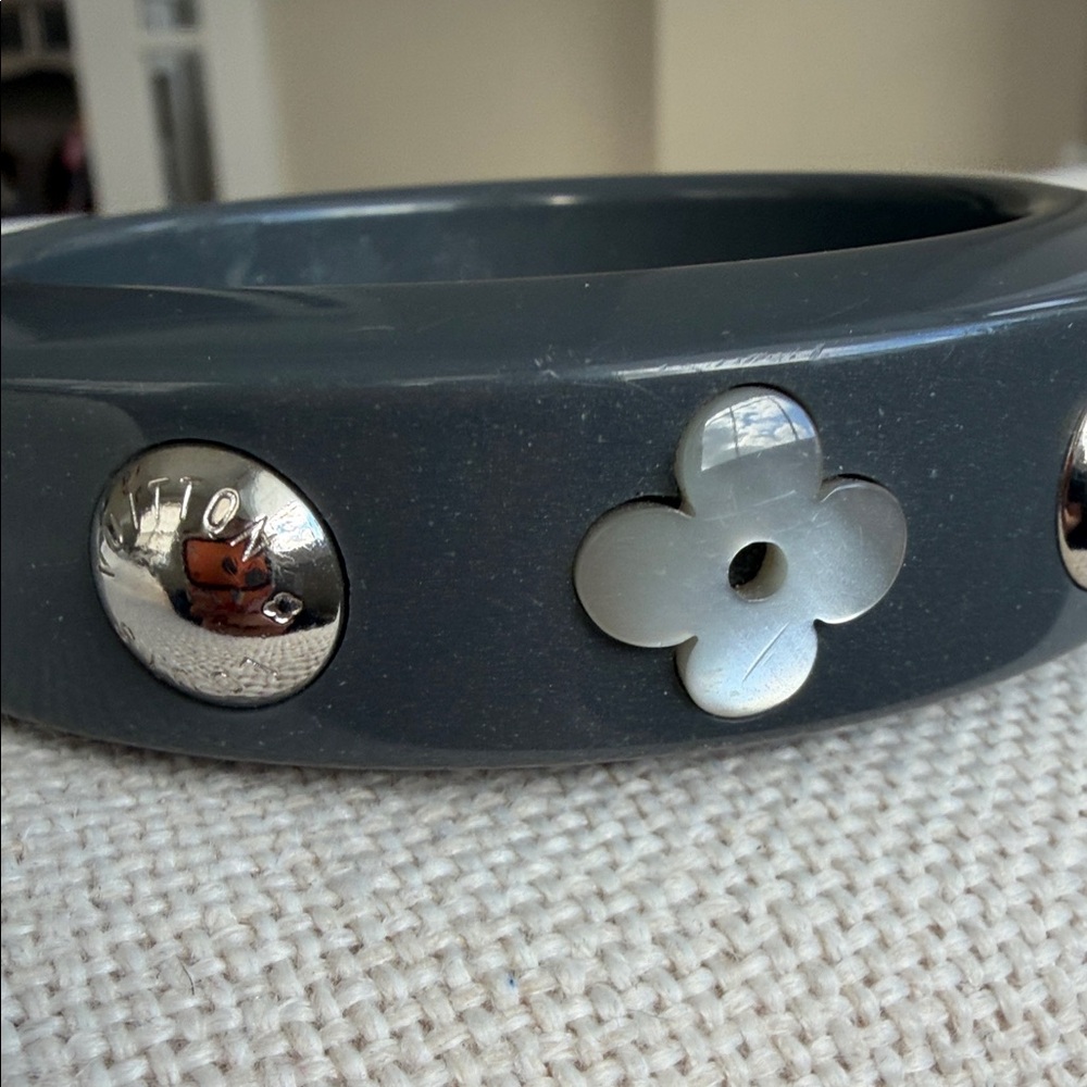 LOUIS VUITTON Pearl flower bangel Bracelet - Picture 4 of 9